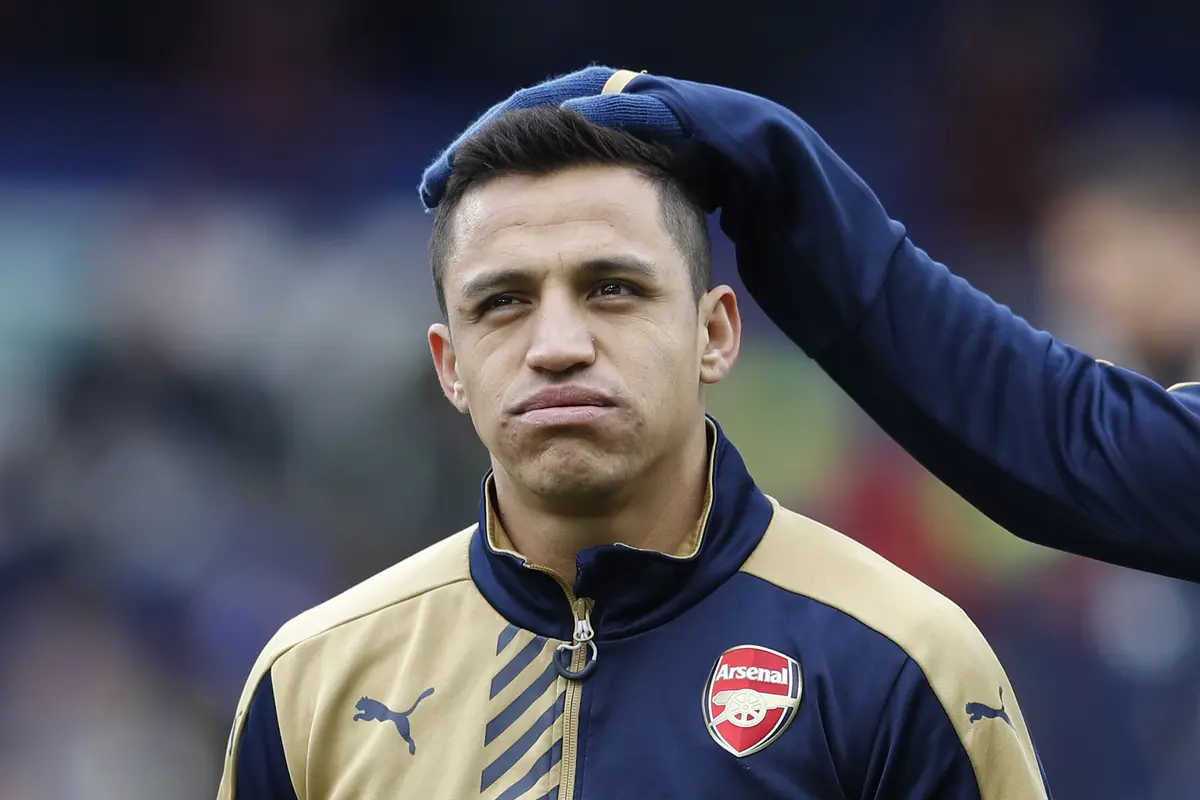 Alexis Sanchez Menerobos Masuk Bangku Penonton Everton