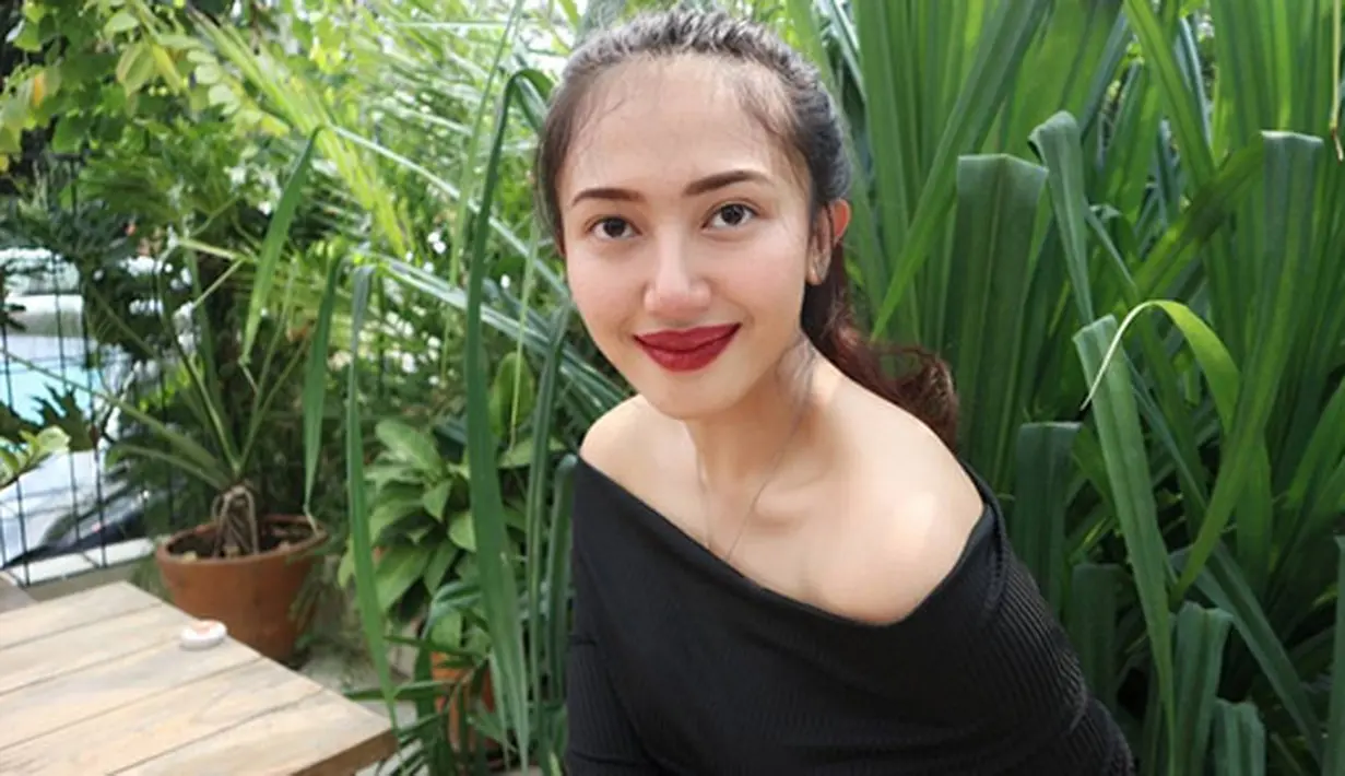 "Dia menangis yang seperti senang gitu. Lebih kayak yang 'anak gue bisa kayak gini loh, padahal ayahnya begini'. Papa kayak ada kebanggaan tersendiri bisa membesarkan anaknya," kata Suci Patia. (Instagram/suci.patia)