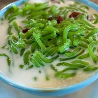 Sama-sama bisa segarkan dan maniskan hari, antara es cendol dan cincau, mana yang kamu suka? (Via: resephariini.com)