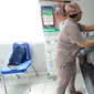 Dokter Natasha memeriksa pasien BPJS Kesehatan yang berobat di Faskes Tingkat 1 Klinik Kesehatan Prima Husada di Depok, Jawa Barat, Senin (23/5/20222). Sejumlah terobosan saat ini dilakukan paramedis di Faskes Tingkat 1, diantaranya antre berobat bisa dilakukan secara online melalui aplikasi mobile JKN. (merdeka.com/Arie Basuki)