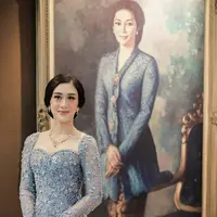 Dalam balutan kebaya bernuansa biru muda, aksi payet yang tersematkan di seluruh permukaan kebaya berhasil membuat gaya kian glamor. [Foto: Instagram/ Kusumaputeri]