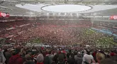 Suporter Bayer Leverkusen memadati lapangan pertandingan untuk merayakan keberhasilan timnya memastikan gelar juara Liga Jerman 2023/2024 setelah mengalahkan Werder Bremen di BayArena, Leverkusen, Jerman, Senin (15/04/2024) WIB. (AP Photo/DPA/David Inderlied)