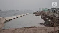 Kondisi tanggul laut National Capital Integrated Coastal Development (NCICD) dan permukaan tanah yang  jebol di Pelabuhan Muara Baru, Jakarta, Rabu (4/12/2019). Menurut saksi mata, tanggul laut tersebut jebol secara perlahan sejak Selasa (3/12/2019) sore. (merdeka.com/Iqbal S Nugroho)