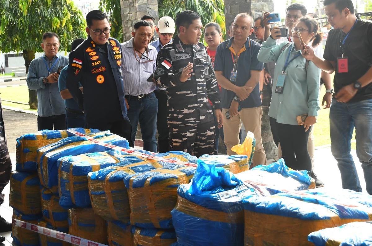 FOTO: TNI AL Gagalkan Upaya Penyelundupan Sianida di Pelabuhan Bitung