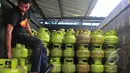Seorang pekerja tampak sedang merapikan tabung gas elpiji, Jakarta, Sabtu (28/2/2015). Kelangkaan gas 3 kg  di beberapa daerah  terjadi nyaris bersamaan dengan kenaikan harga beras. (Liputan6.com/Yoppi Renato)