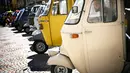 Deretan kendaraan Ape dari produsen Italia, Piaggio di pamerkan di Aosta, Italia utara (1/7). Ape adalah kendaraan roda tiga buatan dari produsen kendaraan bermotor yang terkenal akan Vespanya, yaitu Piaggio. (AFP Photo/Marco Bertorello)