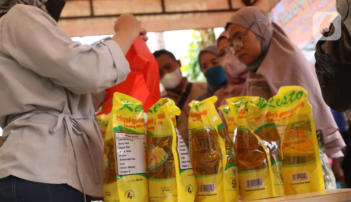 Petugas melayani warga yang membeli minyak goreng seusai mengikuti vaksinasi covid-19 di kawasan Tanah Tinggi, Kota Tangerang, Jumat (4/3/2022). Pemkot Tangerang mengadakan operasi pasar minyak dan daging murah bagi warga yang melaksanakan vaksin covid-19 di lokasi. (Liputan6.com/Angga Yuniar)