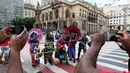 Sejumlah peserta berkostum zombie berpose untuk fotografer saat mengikuti parade "Zombie Walk" di Sao Paulo, Brasil, Senin (2/11/2015). (REUTERS / Paulo Whitaker)