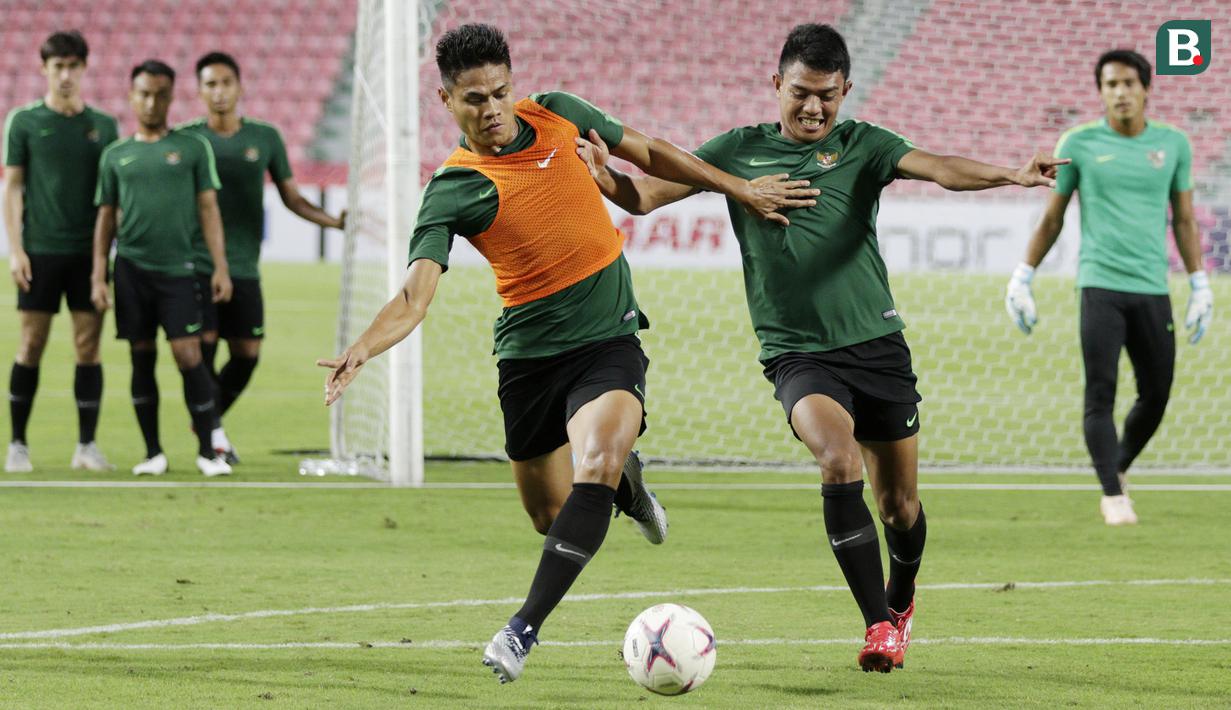Pemain Timnas Indonesia, Fachruddin Aryanto, berebut bola dengan Dedik Setiawan saat latihan di Stadion Rajamangala, Bangkok, Jumat, (16/11). Latihan ini persiapan jelang laga Piala AFF 2018 melawan Thailand. (Bola.com/M. Iqbal Ichsan)