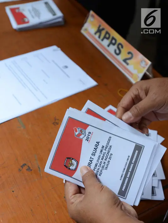 Petugas menunjukkan surat suara saat simulasi pencoblosan dan penghitungan di TPS pada Pemilihan umum 2019 di Kecamatan Tanah Abang, Jakarta, Selasa (9/4). Simulasi ini untuk memahami alur dan aturan Pemilu pada 17 April 2019. (merdeka.com/Imam Buhori)
