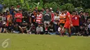 Suporter berkumpul di pinggir lapangan menyaksikan Bambang Pamungkas dkk berlatih di NYTC, Sawangan, Depok, Selasa (24/1). Jelang kompetisi musim 2017, Persija melakukan latihan rutin di National Youth Training Centre. (Liputan6.com/Helmi Fithriansyah)
