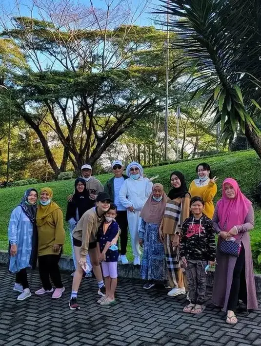 <p>Ditengah kesibukannya sebagai penyanyi, dan juga syuting, wanita berdarah Betawi ini juga masih joging bersama warga di sekitar tempat tinggalnya. [Instagram/@ayutingting92]</p>