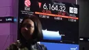 Pekerja berdiri dekat layar digital pergerakan Indeks Harga Saham Gabungan (IHSG) di Bursa Efek Indonesia (BEI), Jakarta, Jakarta, Selasa, 28 Juli 2026. (KLY/ Arie Basuki)