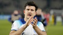 Pemain Inggris, Harry Maguire, memberikan aplaus setelah laga melawan Makedonia Utara dalam duel matchday 10 Kualifikasi Euro 2024 Grup C, Selasa (21/11/2023). Hasil imbang ini tidak mengubah posisi Inggris sebagai juara Grup C Kualifikasi Euro 2024. (AP Photo/Darko Vojinovic)