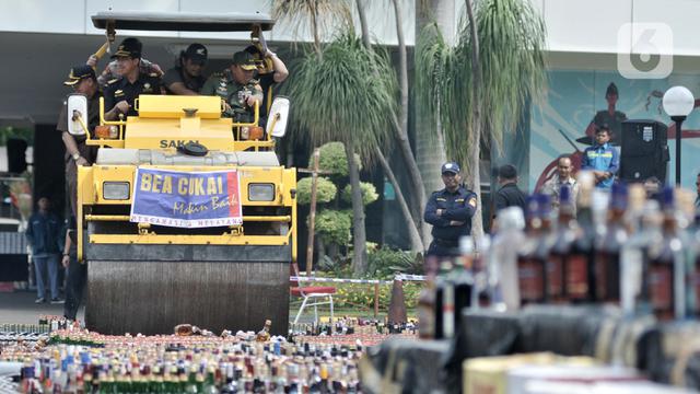 Bea Cukai Musnahkan Miras dan Rokok Ilegal