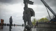 Sebuah monumen era Soviet untuk persahabatan antara Rusia dan Ukraina terlihat selama pembongkarannya, di tengah invasi Moskow di Kiev tengah, Ukraina, Selasa (26/4/2022). Patung perunggu setinggi 8 meter itu menggambarkan seorang pekerja Ukraina dan Rusia di atas alas, memegang tinggi-tinggi tatanan persahabatan Soviet. (Genya SAVILOV / AFP)