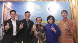 Rektor ITB, Prof Dr Ir Kadarsyah Suryadi, Presdir PT Sirius Surya Sentosa (SSS) , berserta jajaran Direksi dan Komisaris mengacungkan jempol usai jumpa pers pembangunan Kawasan Vasanta Innopark di Jakarta, Kamis (27/07). (Liputan6.com/Pool)