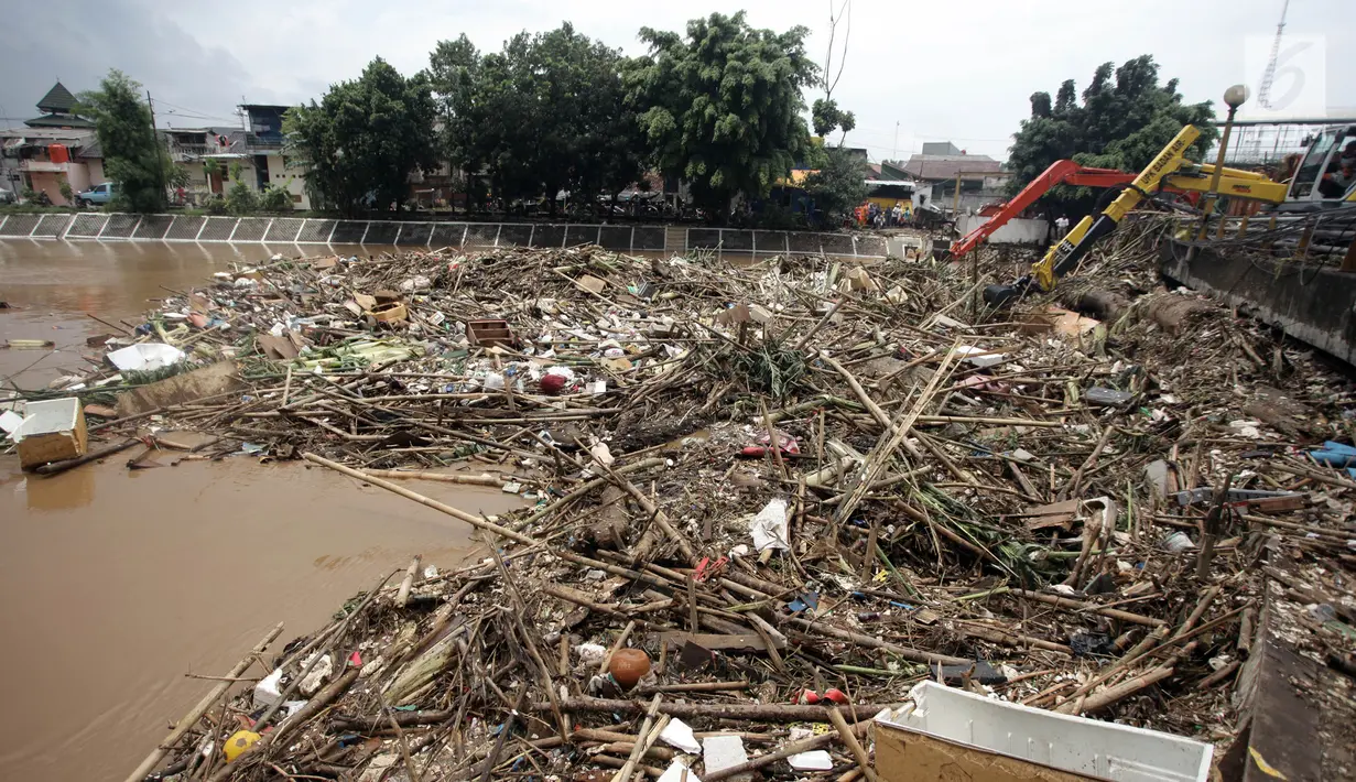 Penampakan tumpukan sampah yang menggunung di Jembatan Jalan KH Abdullah Syafei, Jakarta, Selasa (6/2). Puluhan truk sampah dikerahkan petugas untuk mengangkut sampah tersebut. (Liputan6.com/Arya Manggala)
