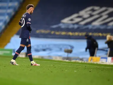 Penyerang PSG, Neymar berjalan meninggalkan lapangan usai pertandingan melawan Manchester City pada leg kedua semifinal Liga Champions di stadion Etihad, Rabu (5/5/2021). City menang atas PSG 2-0. (AFP/ Paul Ellis)