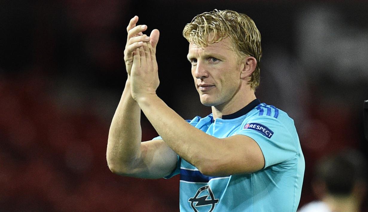Dirk Kuyt memutuskan pensiun usai membawa Feyenoord meraih gelar juara Eredivisi 2016-2017. Dirk Kuyt mantan pemain Liverpool tersebut pensiun pada 17 Mei 2017 saat berusia 36 tahun.  (AFP/Oli Scarff)