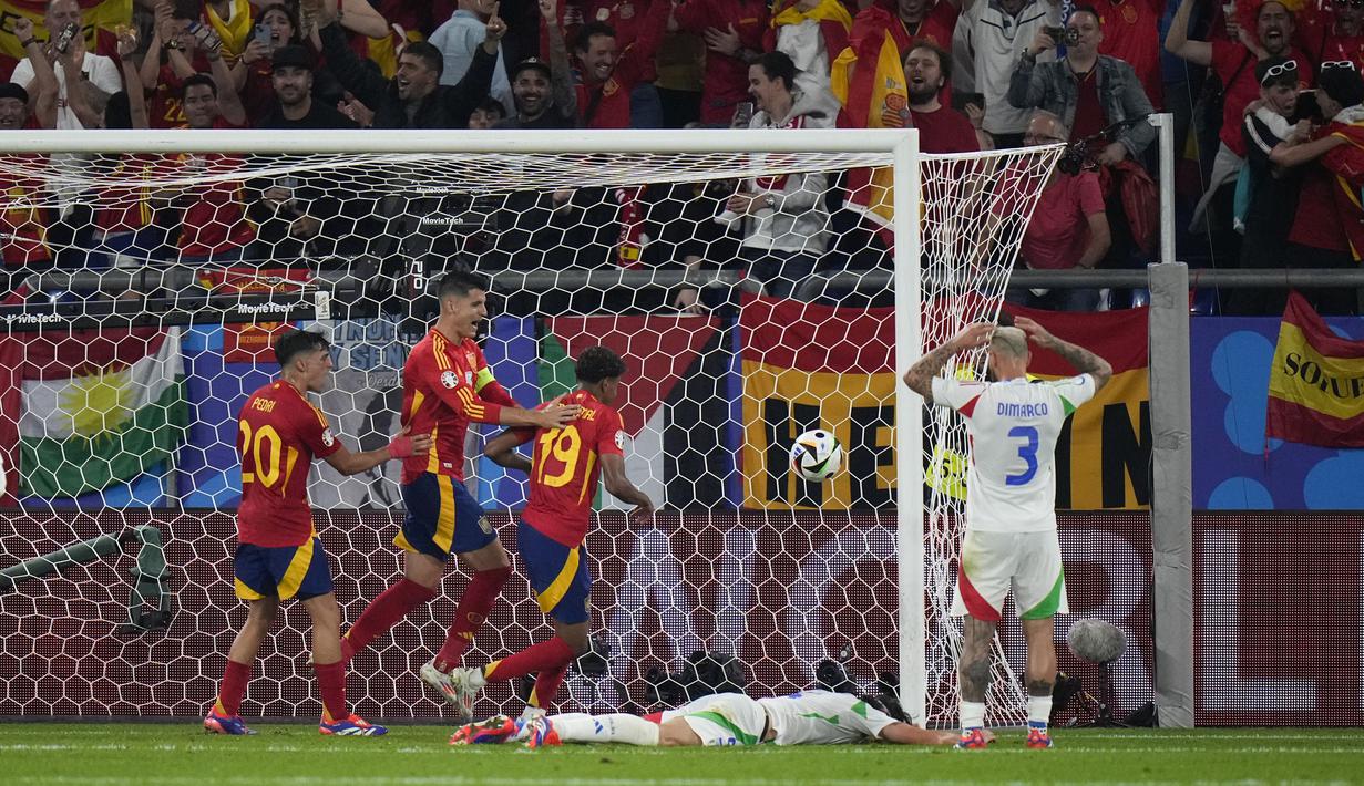 Selebrasi para pemain Timnas Spanyol merayakan gol bunuh diri bek Timnas Italia, Riccardo Calafiori pada laga matchday kedua Grup B Euro 2024 di Arena Aufschalke, Gelsenkirchen, Jerman, Kamis (20/6/2024). (AP Photo/Alessandra Tarantino)