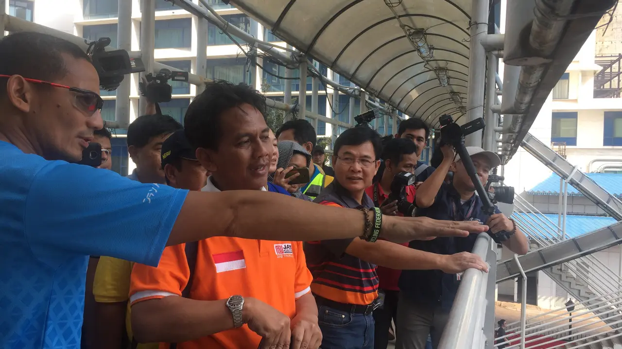 Wakil Gubernur DKI Sandiaga Uno memantau pelaksanaan pengerjaan trotoar jelang Asian Games (Liputan6.com/M Radityo)