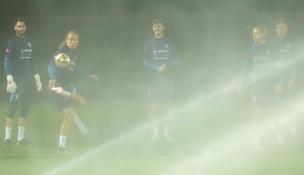 Pemain mengikuti  sesi latihan timnas Kroasia pada Piala Dunia 2022 di Doha, Minggu (11/12/2022). Secara head to head, kedua tim sama kuat karena sama-sama meraih dua kemenangan dan sisanya satu kali imbang. (AP Photo/Petr David Josek)