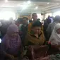 Ani Yudhoyono didampingi Edi Baskoro Yudhoyono (Ibas) sedang belanja kain di salah satu showroom batik Cirebon. Foto (Liputan6.com / Panji Prayitno)