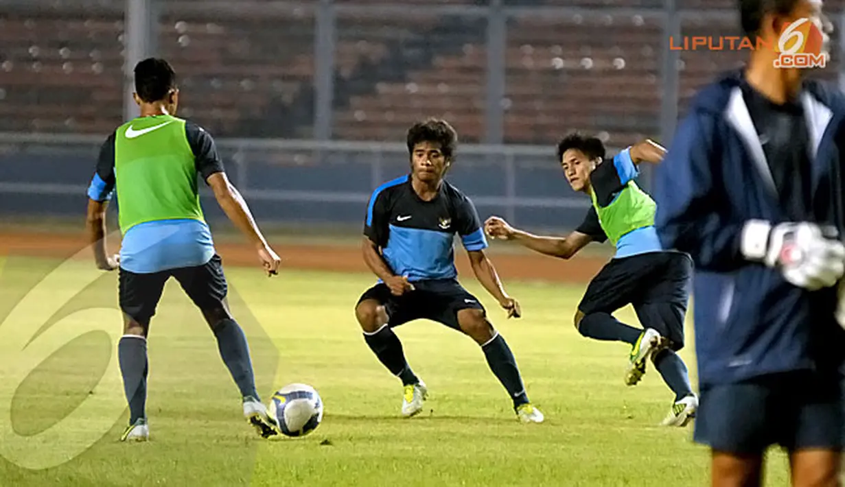 Ilham Udin Armayin (tengah) terlihat berlatih seirus di Stadion GBK Jakarta jelang kualifikasi AFC Grup G (Liputan6.com/ Helmi Fithriansyah)