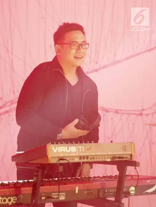 Penampilan keyboardis NOAH, David saat syuting video klip single bertajuk 'Wanitaku' di Musica Studio, Jakarta Selatan, Kamis (25/7/2019). NOAH masih merahasiakan konsep yang diusung untuk video klip lagu 'Wanitaku'. (Fimela.com/Bambang Ekoros Purnama)