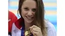 Boglarka Kapas saat meraih medali emas final 400m gaya bebas putri kejuaraan renang European aquatics championships di London, (22/5/2016). (AFP/Justin Tallis)