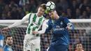 Duel pemain Real Madrid, Sergio Ramos (kanan) dengan pemain Betis, Loren pada lanjutan La Liga Santander di Villamarin stadium,Seville, (18/2/2018). Real Madrid menang 5-3. (AP/Miguel Morenatti)