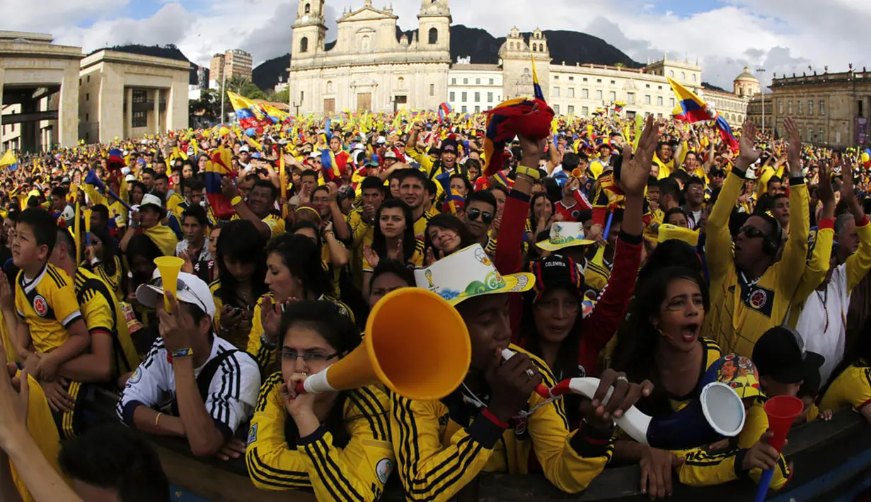 Warga Kolombia merayakan kemenangan Timnasnya atas Uruguay 2-0 di 16 besar Piala Dunia 2014 di Bolivar Square, Bogota, (28/6/2014). (REUTERS/John Vizcaino)