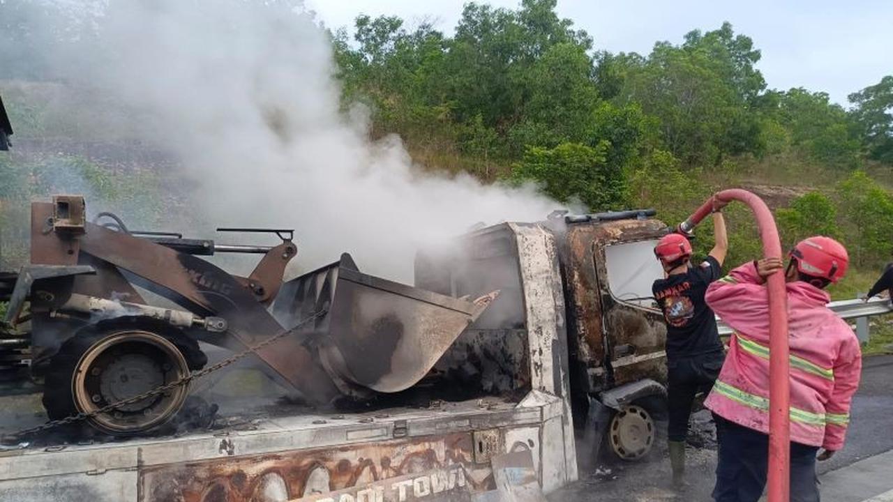Mobil Towing Pengangkut Alat Berat Hangus Terbakar di Tol Lampung Selatan
