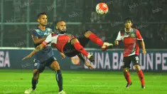 Pemain Persiba Balikpapan, Antonio Teles, melakukan tendangan salto saat melawan Arema Cronus dalam laga Torabika Soccer Championship 2016 di Stadion Kanjuruhan, Malang, Minggu (1/5/2016). (Bola.com/Iwan Setiawan)