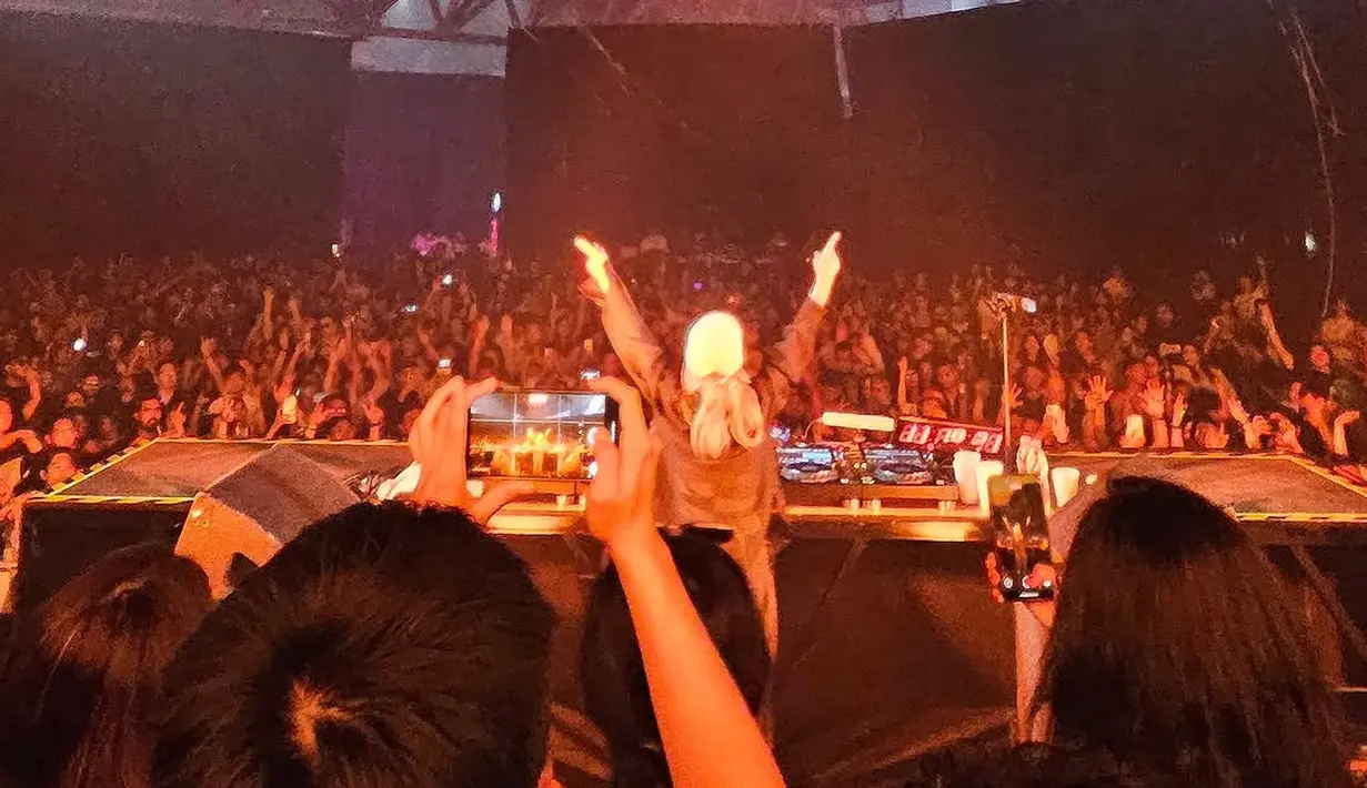 <p>Selain penampilannya yang energik dan penuh semangat, gaya monokrom Hyoyeon di DWP 2024 turut mencuri perhatian. [@hyoyeon_x_x].</p>