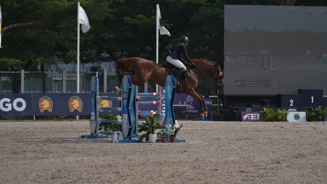 Aksi atlet Indonesia di AEF/MANTENA Cup Jakarta 2026 FEI CSI1 International Jumping Competition