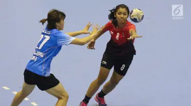 Pemain bola tangan putri Indonesia, Anisa Yulianti (kanan) menghindari kawalan Lee Man Nga (Hong Kong) pada kualifikasi posisi 7-8 Bola Tangan Putri Asian Games 2018 di Jakarta, Rabu (29/8). Indonesia menyerah 16-30. (Liputan6.com/Helmi Fithriansyah)