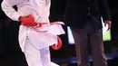 Karateka putri Indonesia, Srunita Sari menghalau tendangan karateka asal Thailand, Paweena Raksachart dalam nomor kumite bawah 50 kg putri Sea Games 2017, Kuala Lumpur, Malaysia, (22/8). Srunita menang dengan skor 6-0. (Liputan6.com/Faizal Fanani)