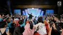Penyanyi Virgoun saat tampil di acara Emtek Goes To Campus (EGTC) 2018 di Universitas Gadjah Mada, Yogyakarta, Rabu (17/10). Virgoun membawakan tiga lagu di antaranya Bukti dan Surat Cinta untuk Starla. (Liputan6.com/Herman Zakharia)