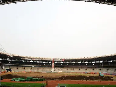 Dua buah crane terpasang untuk mengangkut material renovasi Stadion GBK Jakarta, Selasa (18/10). Pengerjaan renovasi Stadion GBK bagian persiapan jelang Asian Games 2018 dan ditargetkan selesai Oktober 2017. (Liputan6.com/Helmi Fithriansyah)