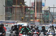 FOTO: Memantau Pembangunan Tiang-Tiang Penyangga Jalur LRT Jakarta Velodrome-Manggarai