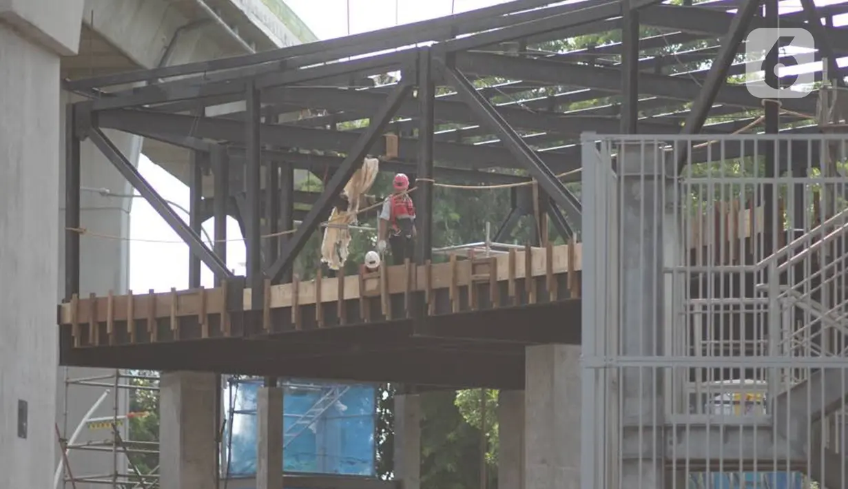 Pekerja menyelesaikan pembangunan proyek jembatan layang atau skybridge Stasiun MRT Asean-Halte Transjakarta CSW di kawasan Kebayoran Baru, Jakarta, Selasa (21/1/2020). (Liputan6.com/Immanuel Antonius)