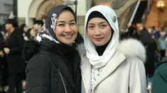 Alya Rohali pertama kali bertemu dengan Desy Ratnasari di lokasi syuting sinetron 'Meniti Cinta'. Kala itu, popularitas Desy disebut sedang berada di puncaknya. Meski begitu, ternyata anggota DPR RI itu sangat humble dan tidak sombong. Alya mengungkapkan, Desy sangat profesional dan tepat waktu dalam bekerja. (Liputan6.com/IG/@arohali)