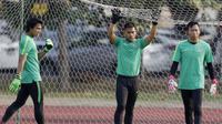 Kiper Timnas Indonesia, Andritany Ardiyasa, bersama rekan-rekannya saat latihan di Universitas Kasetsart, Bangkok, Kamis (15/11). Latihan ini persiapan jelang laga Piala AFF 2018 melawan Thailand. (Bola.com/M. Iqbal Ichsan)