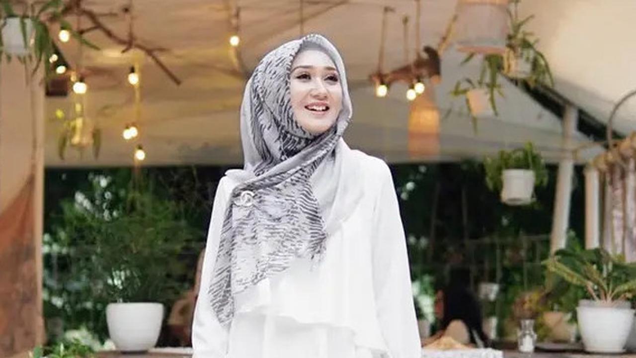Cara Melipat Jilbab Segi Empat Agar Dipakai Tetap Rapi, Begini Langkahnya
