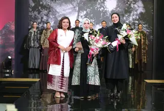 Editor in Chief Fimela Ellyana Mae, Ketua Dekranasda Pemprov Kalimantan Selatan Hj. Fathul dan Irmasari Joedawinata dalam Parade Wastra Nusantara 2025. ©Budy Santoso/Fimela.