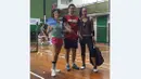 Dian Sastrowardoyo dan Haryanto Arbi memeriahkan acara Bashminton di GOR PB Djarum, Jakarta, (21/5/2016), untuk mendukung bulutangkis Indonesia. (Bola.com/Instagram/Therealdisastr)