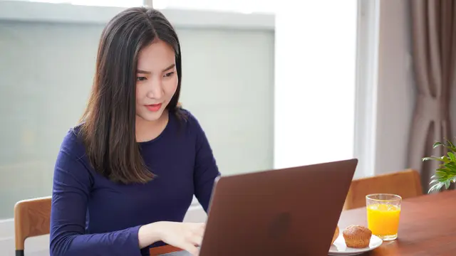 Intip Alasan Mengapa Paparan Gadget Bisa Bikin Kulit Kusam dan Cara Mengatasinya