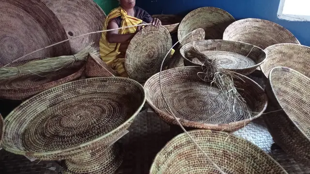 perajin talang ngencu di Dusun Laganda, Desa Kaowu Kecamatan Wolowa Kabupaten Buton.(Liputan6.com/Ahmad Akbar Fua)